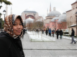 saya berlatar belakang Hagia Sophia